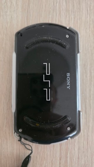 PSP Go N1004 negra + cargador y funda