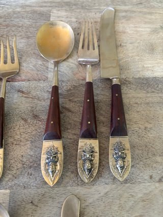 Cubertería tailandesa bronce y madera
