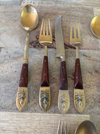 Cubertería tailandesa bronce y madera