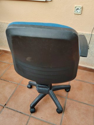 Silla de oficina azul con ruedas