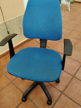 Silla de oficina azul con ruedas