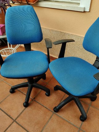 Silla de oficina azul con ruedas
