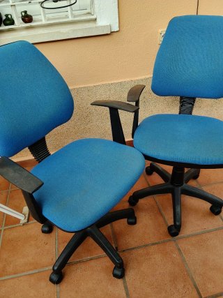 Silla de oficina azul con ruedas