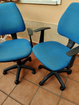 Silla de oficina azul con ruedas