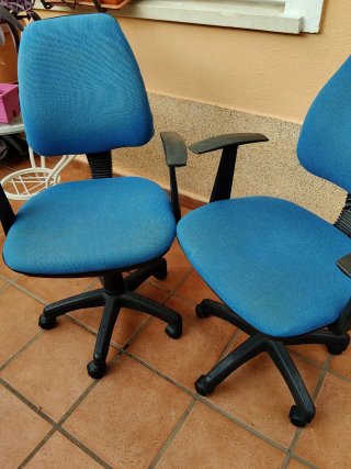Silla de oficina azul con ruedas