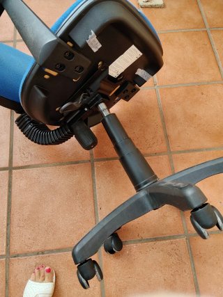 Silla de oficina azul con ruedas