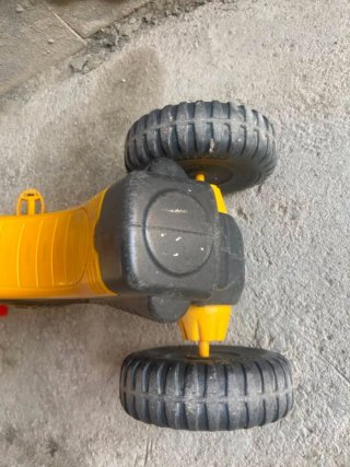 Triciclo infantil de plástico rojo y amarillo