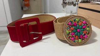 Cinturón rojo y otro con pedrería