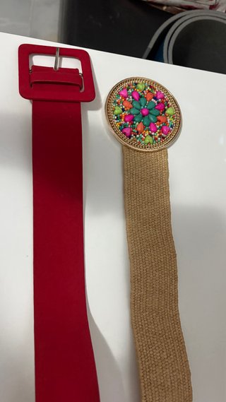 Cinturón rojo y otro con pedrería