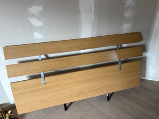 Mesita de noche y cabecero de madera