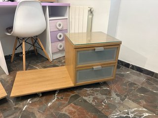 Mesita de noche y cabecero de madera