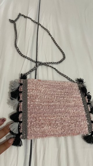 Bolso rosa con flecos y cadena