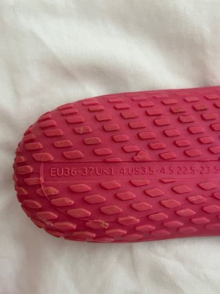 Zapatos de playa turquesa y rosa
