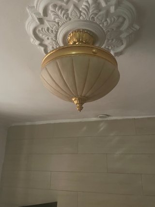 Lámpara de techo dorada y beige