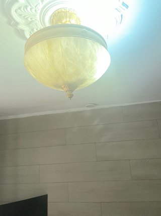 Lámpara de techo dorada y beige