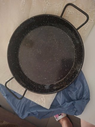 Paellera metálica negra con puntos blancos