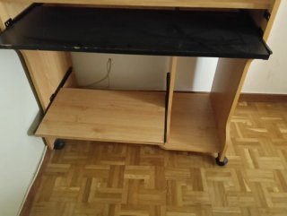 Mesa de ordenador con ruedas