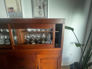 Aparador vitrina salón madera y cristal