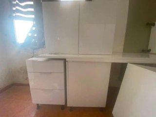 Muebles de cocina blancos sin usar