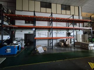 Estanterías metálicas naranjas y negras