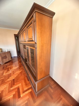 Mueble de salón de madera con vitrinas