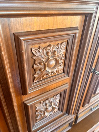 Mueble de salón de madera con vitrinas