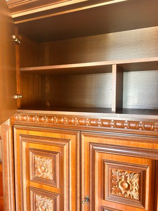 Mueble de salón de madera con vitrinas