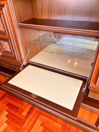 Mueble de salón de madera con vitrinas