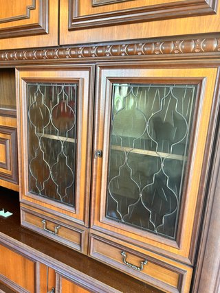Mueble de salón de madera con vitrinas