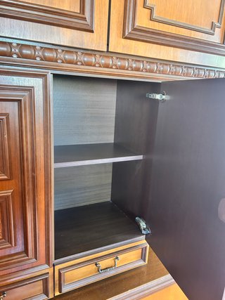 Mueble de salón de madera con vitrinas