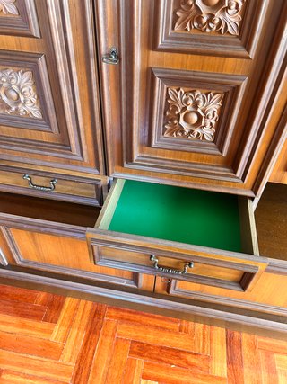 Mueble de salón de madera con vitrinas
