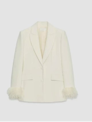 Blazer Zara con adornos de plumas blanco roto