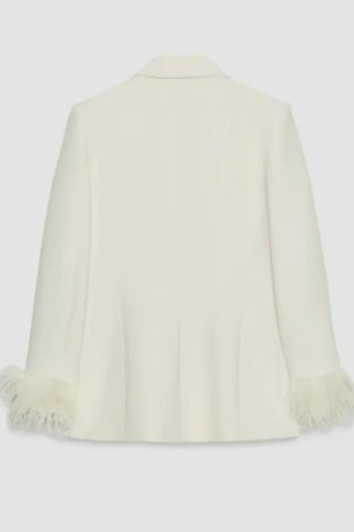 Blazer Zara con adornos de plumas blanco roto