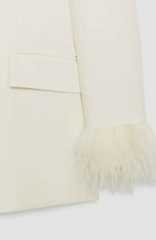 Blazer Zara con adornos de plumas blanco roto