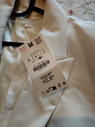 Blazer Zara con adornos de plumas blanco roto