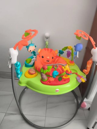 Saltador para bebé con juguetes