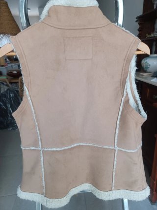 Chaleco borrego beige y blanco