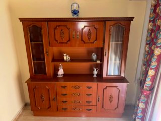 Mueble de salón de madera y cristal