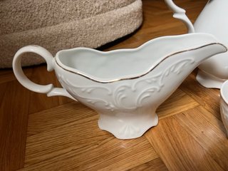 Vajilla Porcelana Blanca y Oro