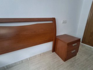 Cabecero y mesillas de madera