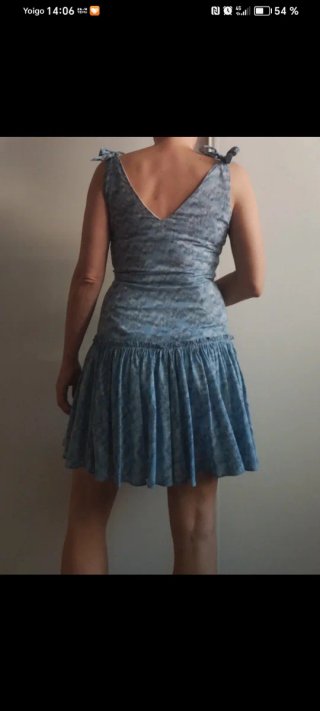 Vestido azul con estampado floral