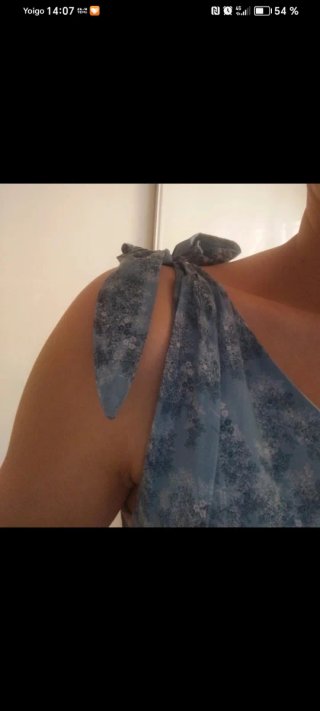 Vestido azul con estampado floral