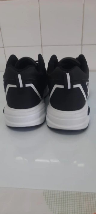 Zapatillas deportivas negras y blancas T43