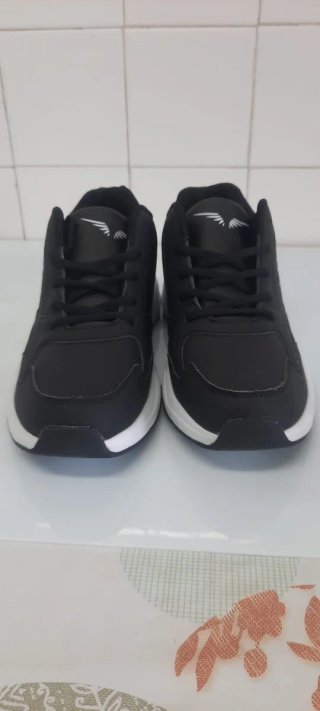 Zapatillas deportivas negras y blancas T43