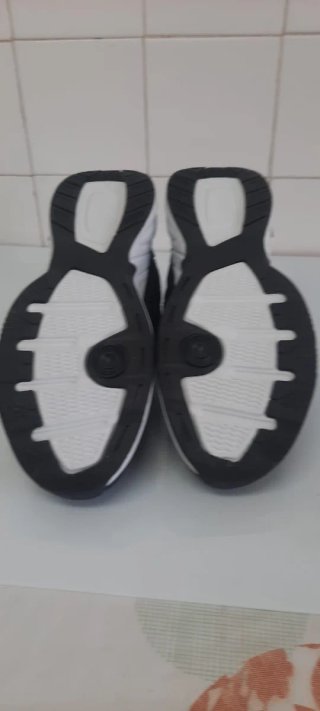 Zapatillas deportivas negras y blancas T43
