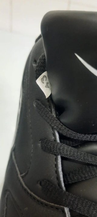 Zapatillas deportivas negras y blancas T43