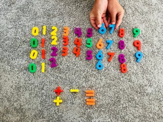 Números magnéticos para aprender matemáticas