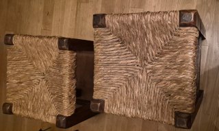 2 Taburetes de madera y asiento de enea
