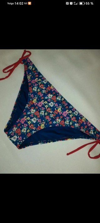 Bikini floral azul con detalles rojos