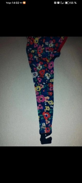 Bikini floral azul con detalles rojos